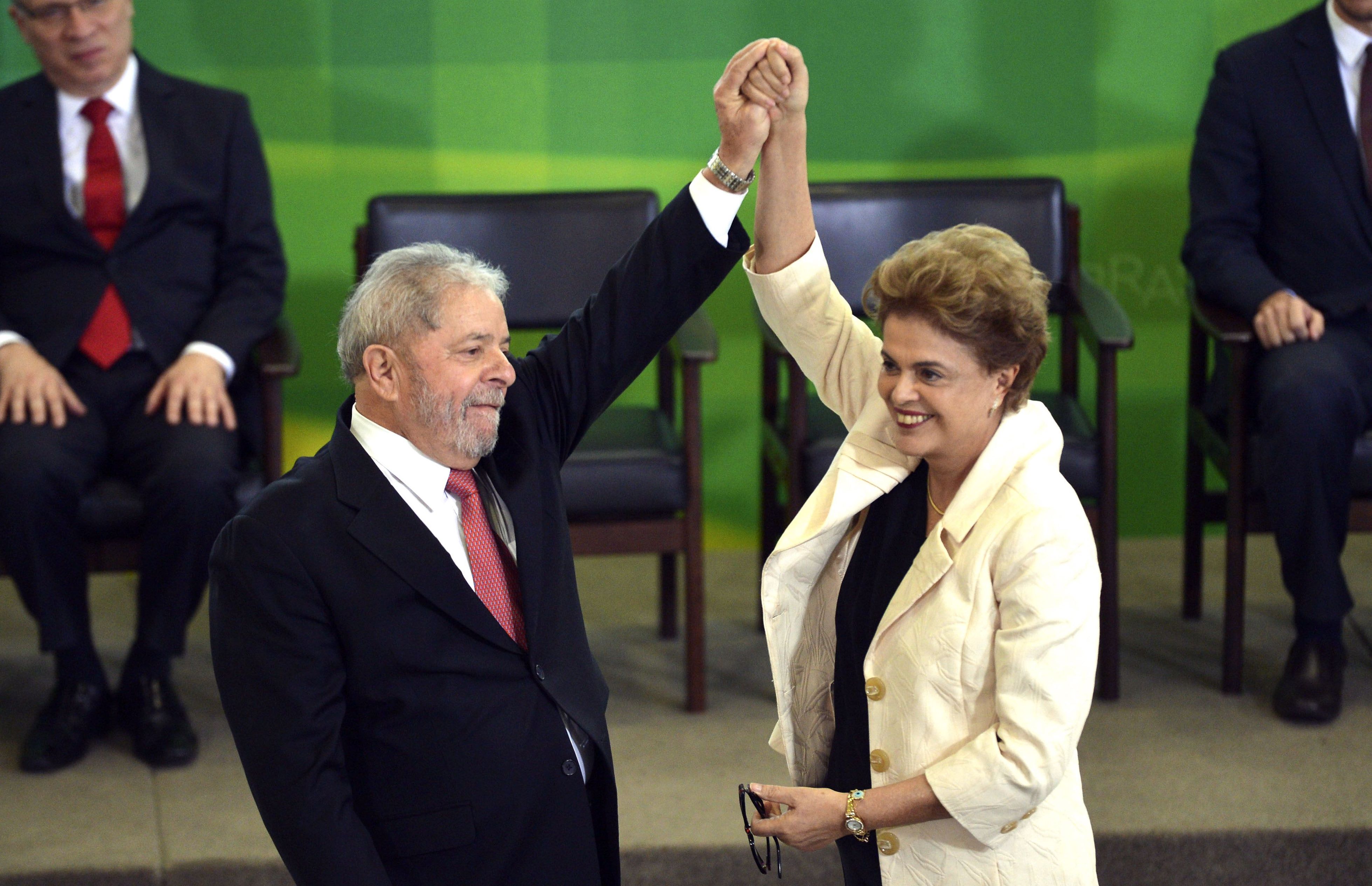 Ex-President Dilma Rousseff defends Lula da Silva while he remains behind bars
