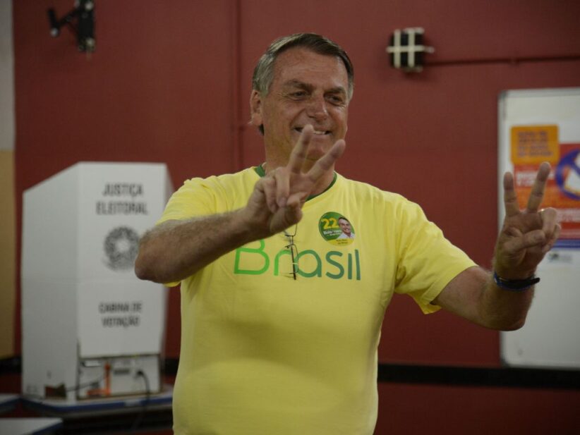 President Jair Bolsonaro poses for a picture after voting at a school in Rio de Janeiro / Tomaz Silva, Agência Brasil courtesy