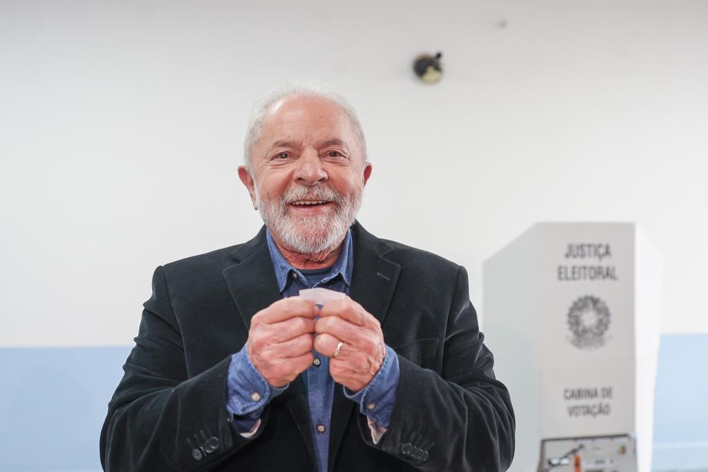 Lula votes and tells reporters that Brazil no longer wants “so much hate”