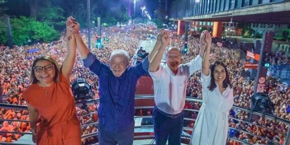 Lula da Silva and Geraldo Alckmin, vice president-elect, celebrate victory alongside their wives on Avenida Paulista / Ricardo Stuckert, Lula's Instagram