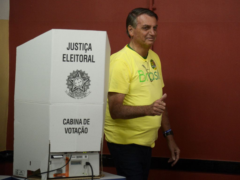 Bolsonaro votes in Rio de Janeiro and says he will win the Brazilian elections