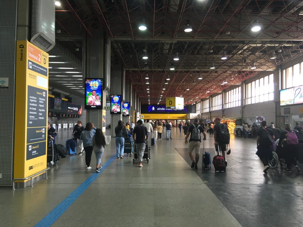Pasajeros en la terminal 2 del aeropuerto internacional de São Paulo (Thiago Alves/Brazil Reports)