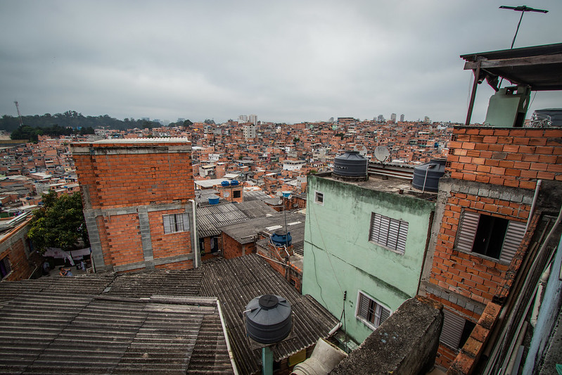 Paraisopolis favela, in São Paulo / (Léu Britto / Dicampana foto coletivo courtesy)