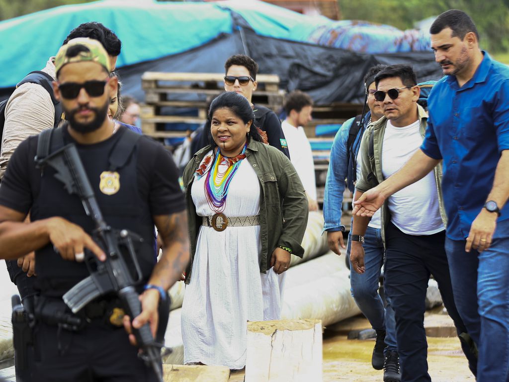 Minister of Indigenous Peoples Sonia Guajajara with reinforced security during a visit to the Vale do Javari region (Marcelo Camargo/Agência Brasil courtesy)