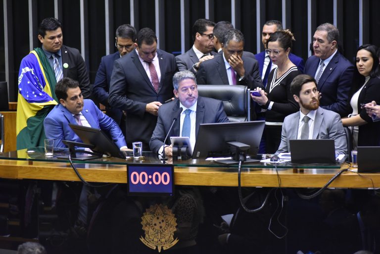 Brasil presiona a big tech en medio de debates sobre regulación de redes sociales en el Congreso - Latin America Reports