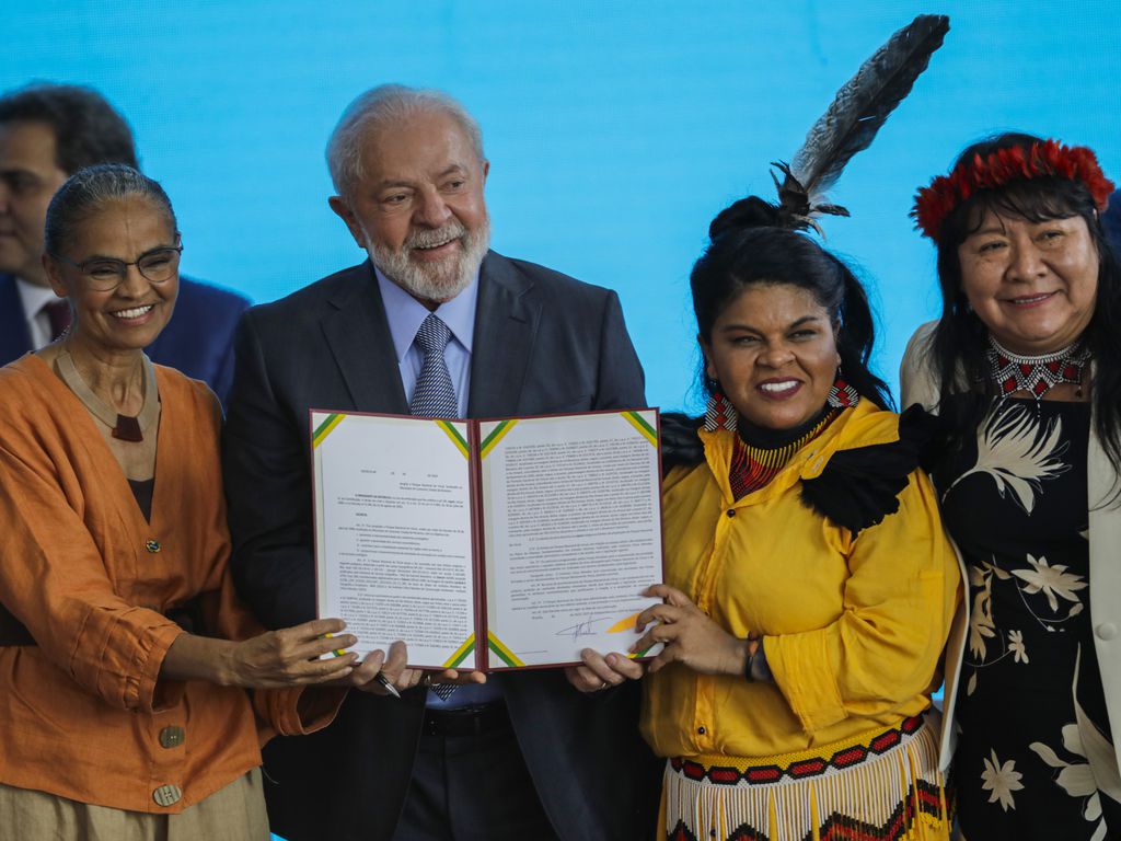 President Lula signs demarcation of two new Indigenous Lands alongside Ministers Marina Silva, of the Environment and Sônia Guajajara, of Indigenous Peoples (Joédson Alves/Agência Brasil courtesy)