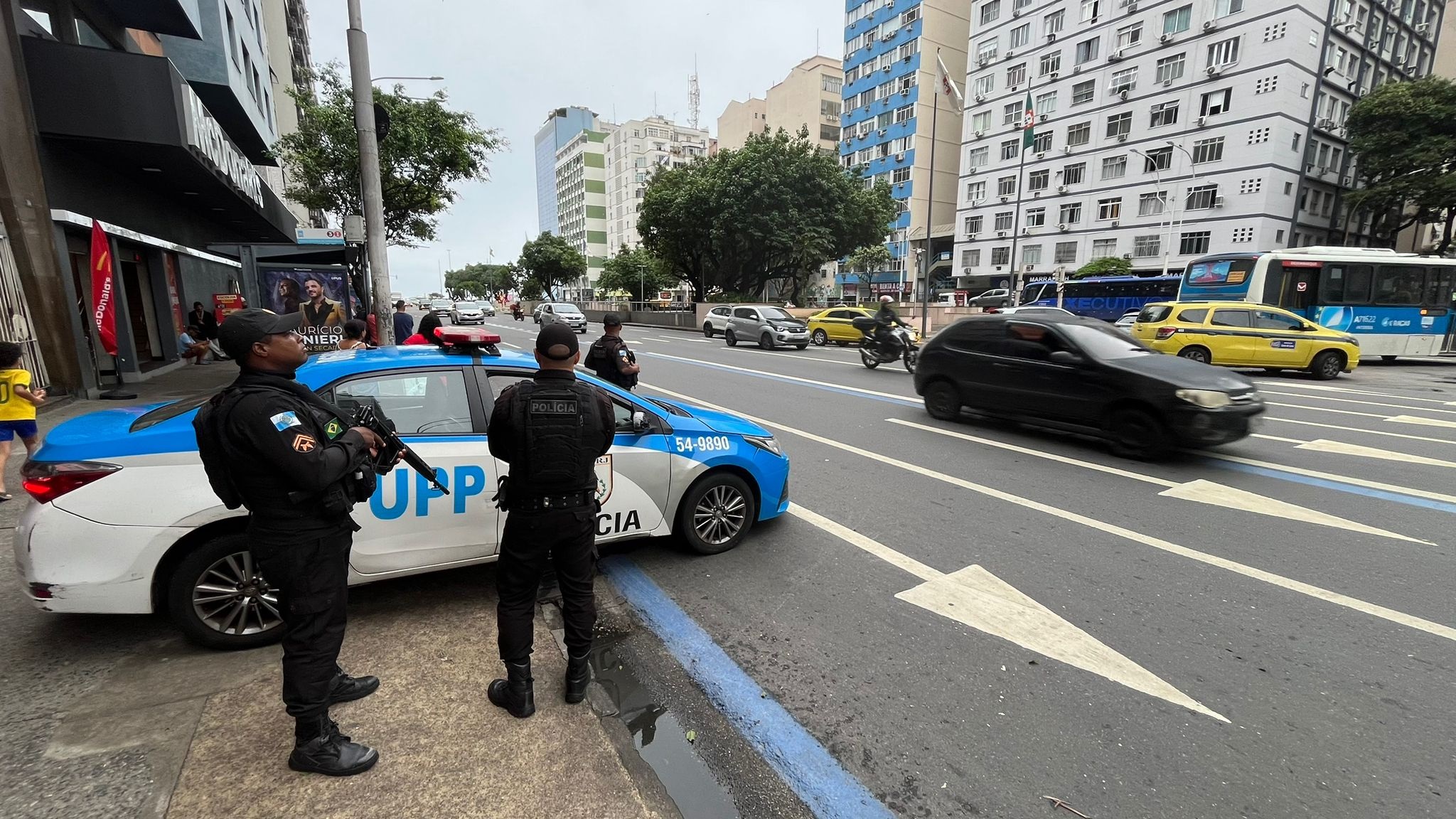 Police reinforce security on the streets of Copacabana (courtesy of PMERJ)