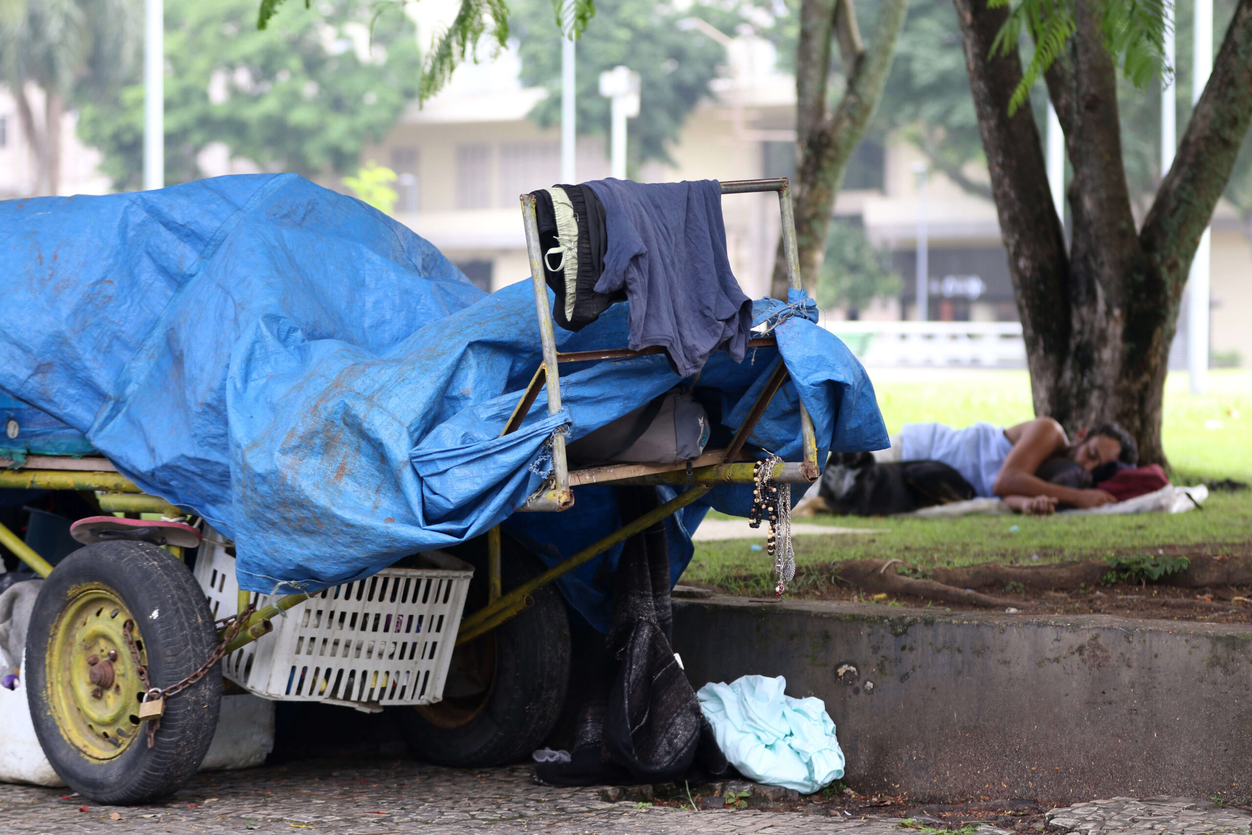 Social inequality: Homeless man sleeps in a square in Rio de Janeiro (Tânia Rêgo/Agência Brasil courtesy)