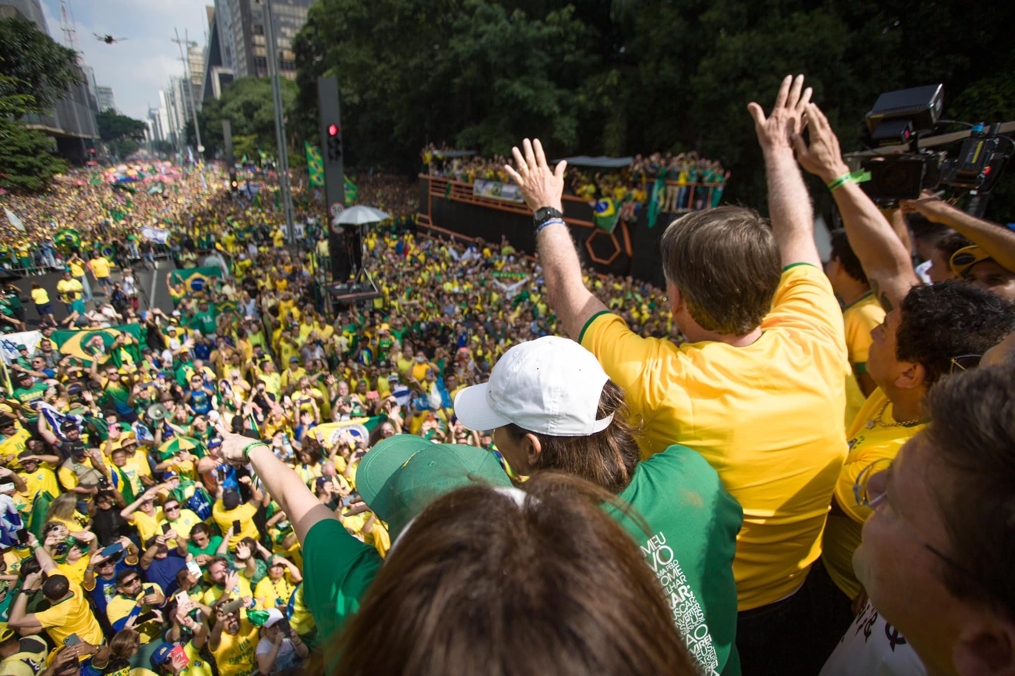 Bolsonaro waves to the crowd during a demonstration in São Paulo (courtesy of Silas Malafaia facebook)