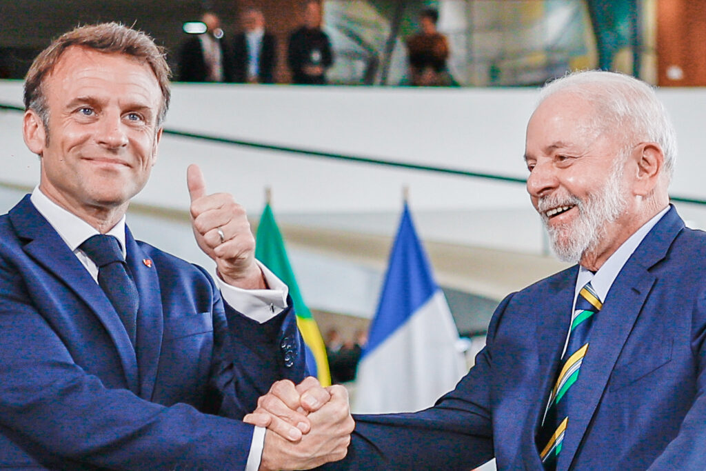 Presidents Emmanuel Macron and Lula at a ceremony in Brasília (Ricardo Stuckert / Presidency of Brazil, courtesy)