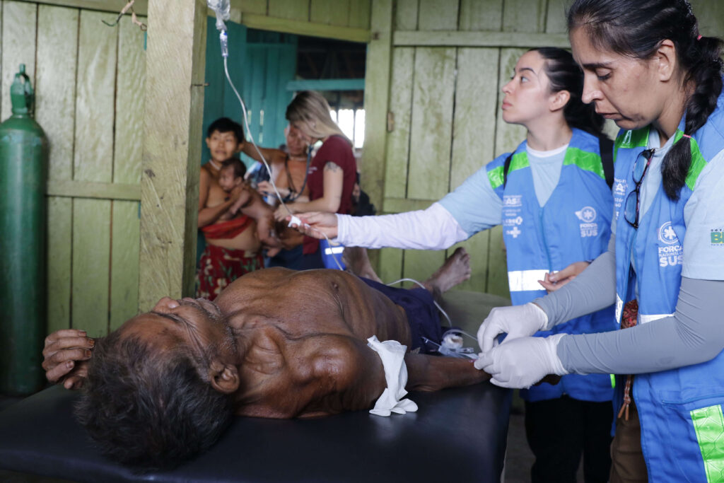 Yanomami individual receives medical care inside the Indigenous Land (Fernando Frazão/Agência Brasil courtesy)