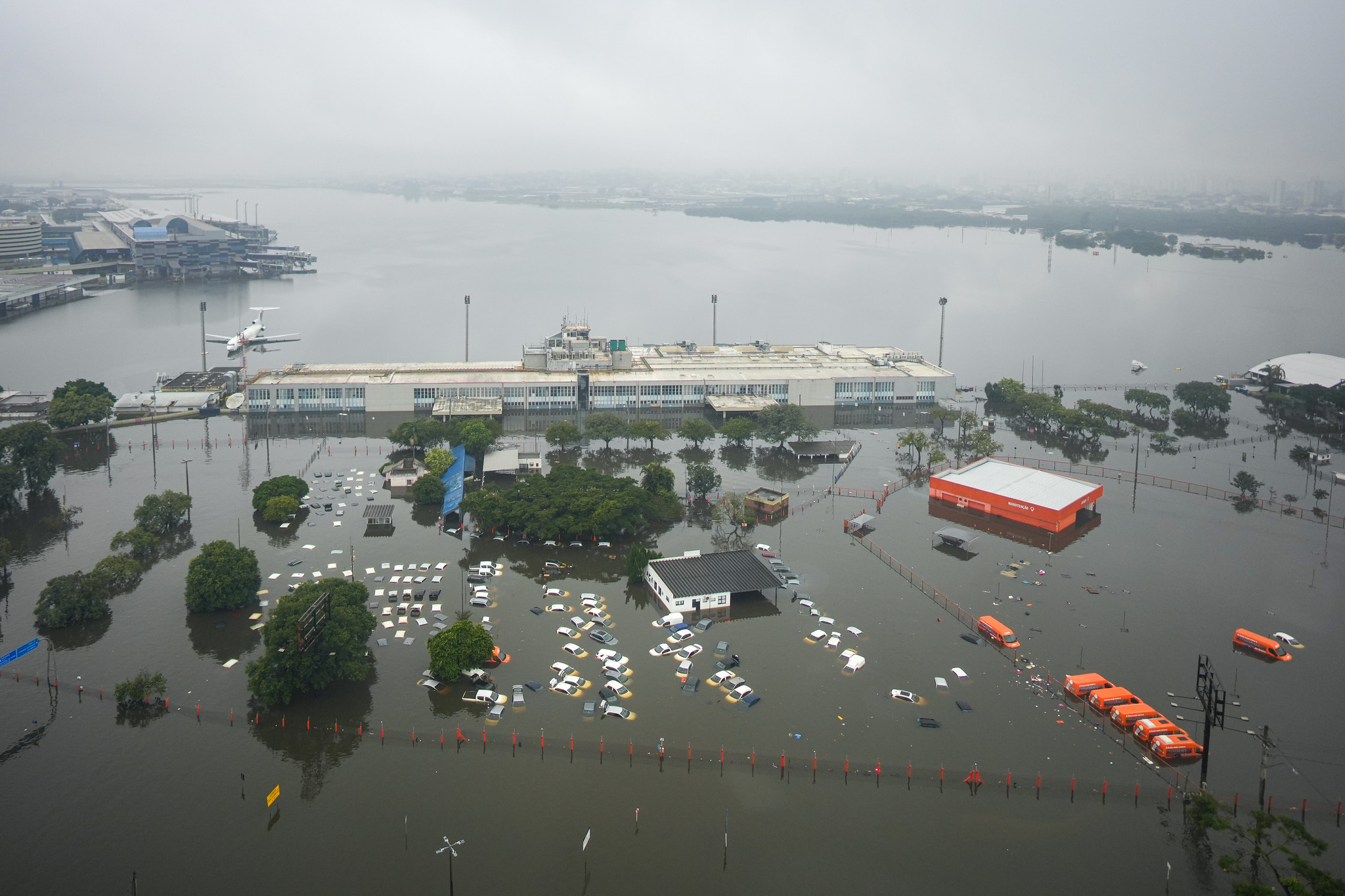 Cars completely covered by floodwater in Porto Alegre (Mauricio Tonetto/Government of Rio Grande do Sul courtesy)