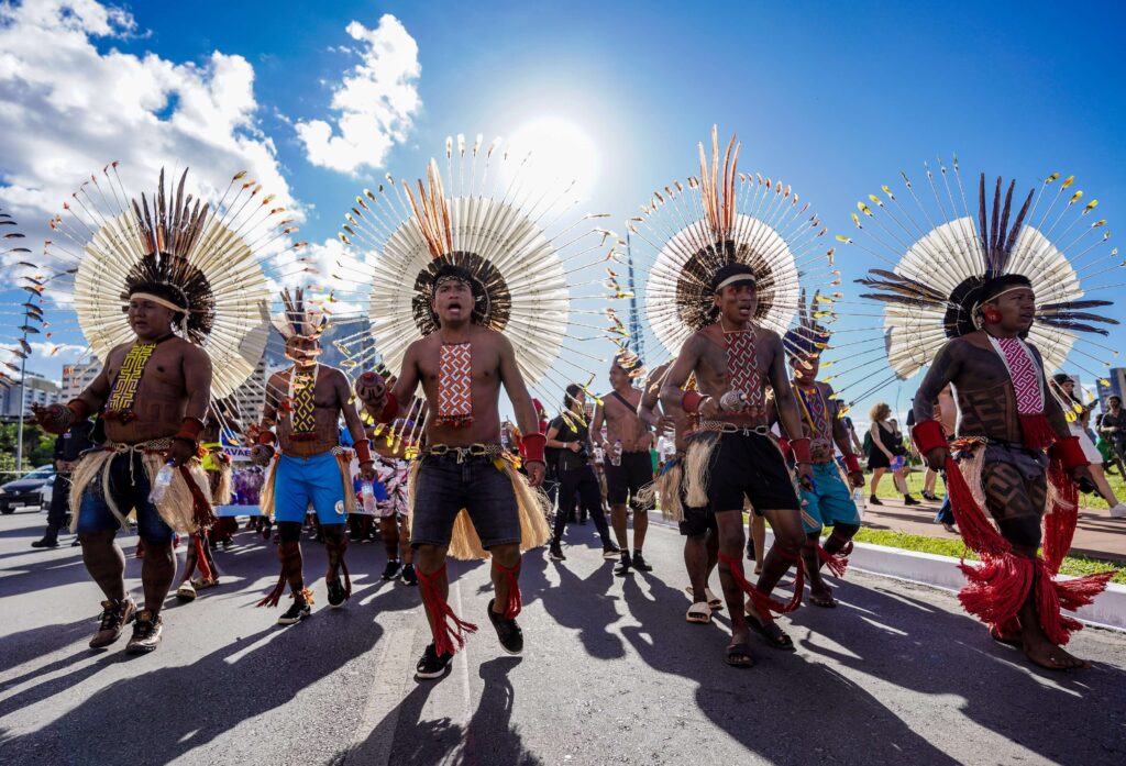 Indigenous people of various ethnicities during the Terra Livre 2024 Camp, in Brasília (Rafa Neddermeyer/ Agência Brasil courtesy)