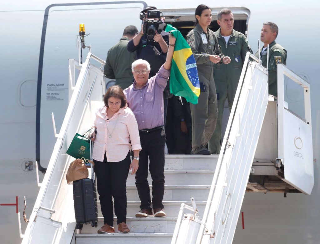 229 brasileños regresan al país desde el Líbano en el primer vuelo de repatriación en medio de tensiones en Medio Oriente - Brazil Reports