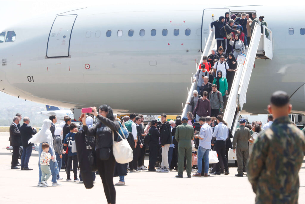 Brazilian citizens evacuated from Lebanon land at São Paulo Air Base (Photo: Paulo Pinto/Agência Brasil)