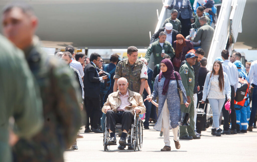 229 brasileños regresan al país desde el Líbano en el primer vuelo de repatriación en medio de tensiones en Medio Oriente - Brazil Reports