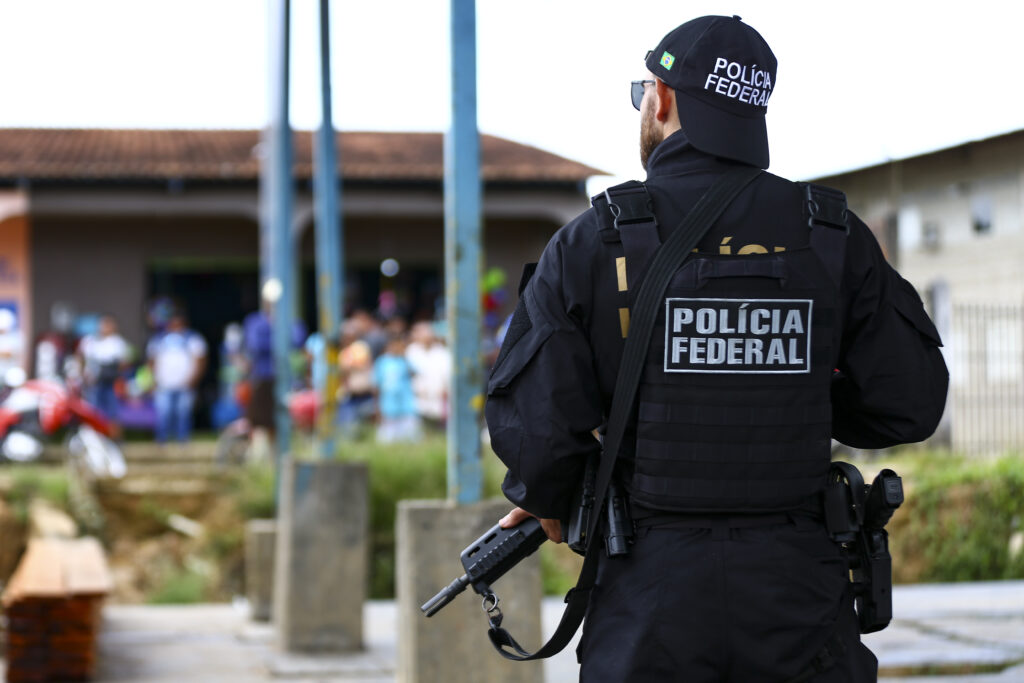 Police officer patrolling city of Atalaia do Norte, Amazonas state M(arcelo Camargo/Agência Brasil)