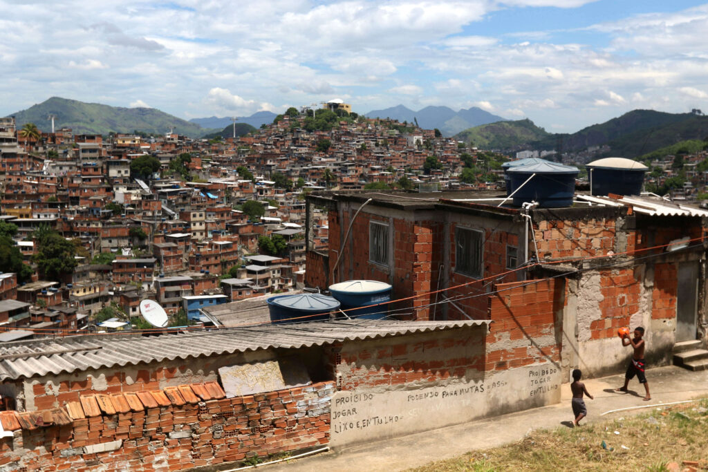 A cluster of houses in the Complexo do Alemão favela, northern part of Rio de Janeiro (Tânia Rêgo/Agência Brasil)