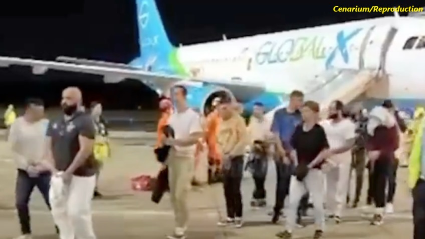 Brazilians deported by the US disembark from a plane in handcuffs in Manaus (Image: Cenarium Agency)