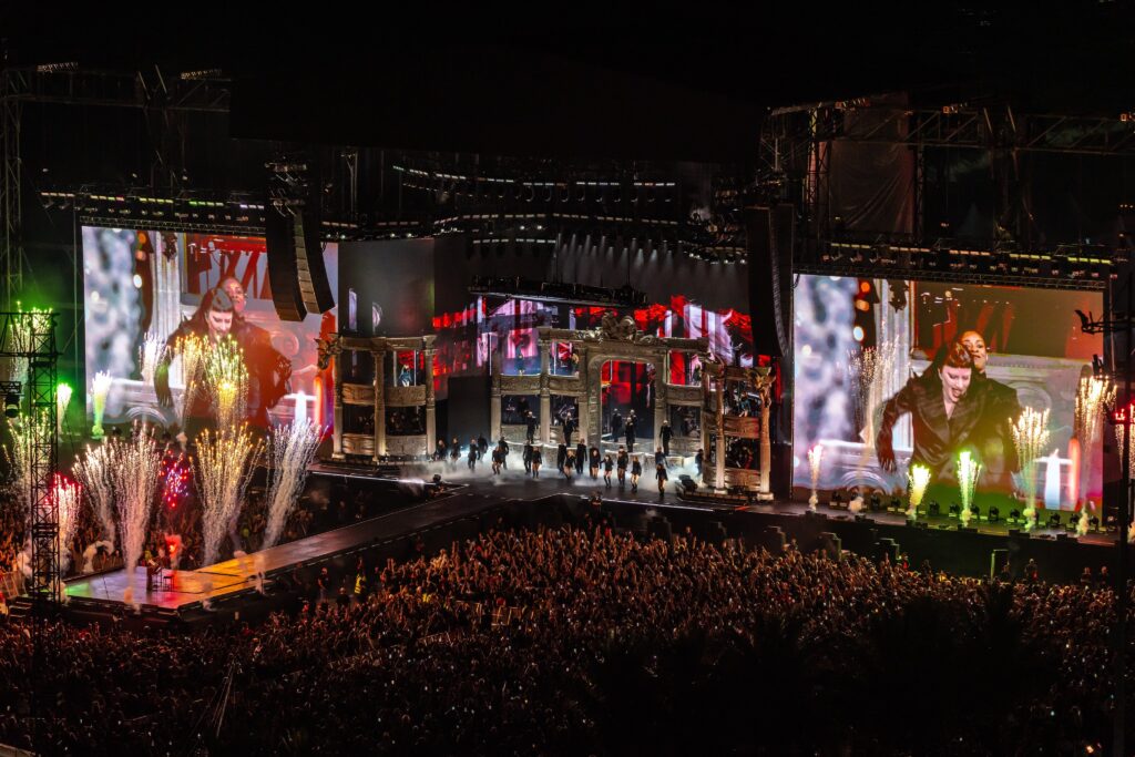 Lady Gaga performs on Copacabana beach (Rafael Catarcione/Rio de Janeiro City Hall)